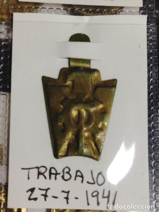 Militaria: EMBLEMA AUXILIO SOCIAL METALICO GUERRA CIVIL ESCUDO TRABAJO