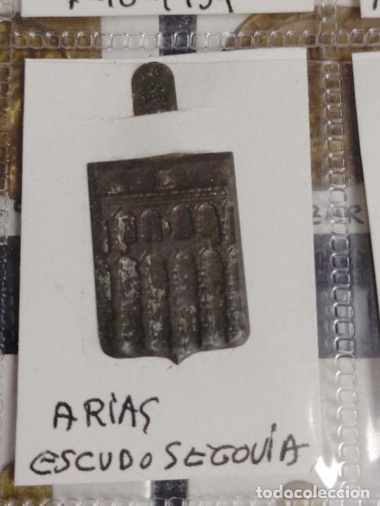 Militaria: EMBLEMA AUXILIO SOCIAL METALICO GUERRA CIVIL ESCUDO ACUEDUCTO DE SEGOVIA ARIAS