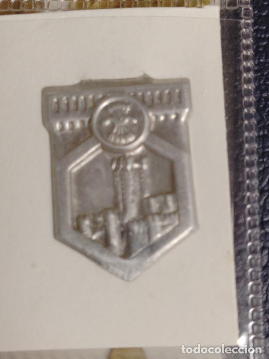Militaria: EMBLEMA AUXILIO SOCIAL METALICO GUERRA CIVIL ESCUDO CASTILLO DE LA MOTA, RARO
