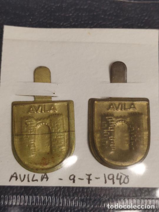 Militaria: PAREJA DE EMBLEMA AUXILIO SOCIAL METALICO GUERRA CIVIL ESCUDO AVILA