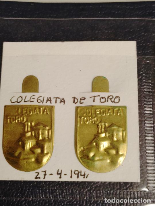 Militaria: PAREJA DE EMBLEMA AUXILIO SOCIAL METALICO GUERRA CIVIL ESCUDO COLEGIATA DE TORO