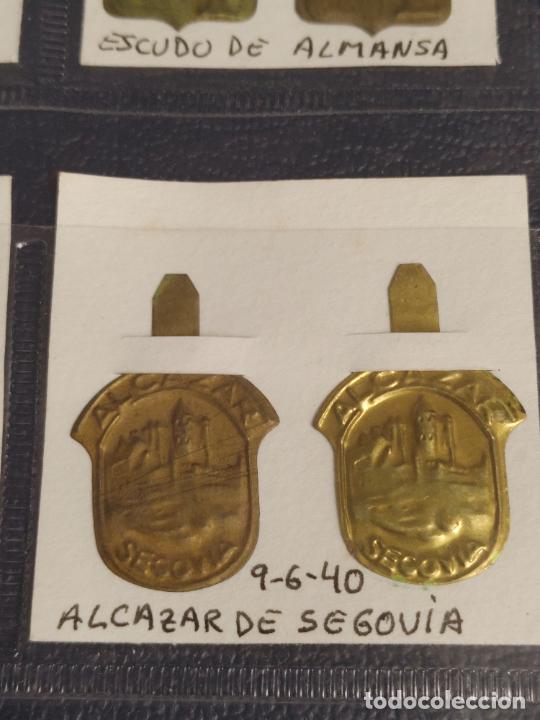 Militaria: PAREJA DE EMBLEMA AUXILIO SOCIAL METALICO GUERRA CIVIL ESCUDO ALCAZAR DE SEGOVIA
