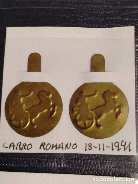 Militaria: PAREJA DE EMBLEMA AUXILIO SOCIAL METALICO GUERRA CIVIL ESCUDO CARRO ROMANO CUADRIGA