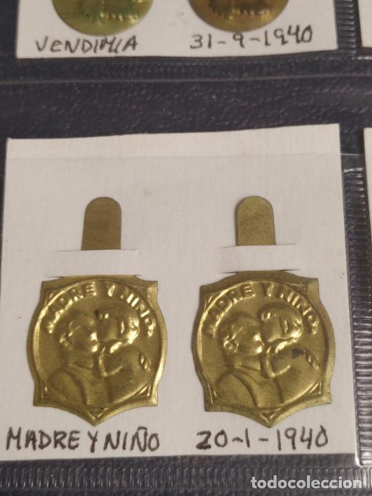 Militaria: PAREJA DE EMBLEMA AUXILIO SOCIAL METALICO GUERRA CIVIL ESCUDO MADRE Y NI&Ntilde;O