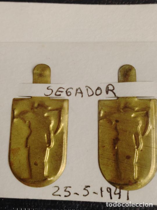 Militaria: PAREJA DE EMBLEMA AUXILIO SOCIAL METALICO GUERRA CIVIL ESCUDO SEGADOR
