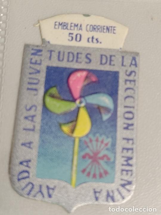 Militaria: AUXILIO SOCIAL EMBLEMA CORRIENTE 50 CTS. AYUDA A LAS JUVENTUDES DE LA SECCION FEMENINA.