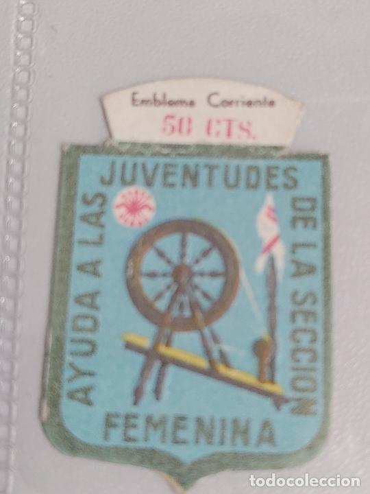 Militaria: AUXILIO SOCIAL EMBLEMA CORRIENTE 50 CTS. AYUDA A LAS JUVENTUDES DE LA SECCION FEMENINA.