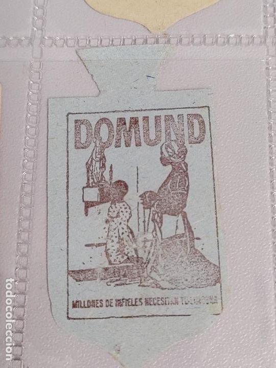 Militaria: EMBLEMA AUXILIO SOCIAL DOMUND MILLONES DE INFIELES NECESITAN TU LIMOSNA