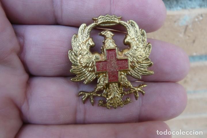 Militaria: ANTIGUA AGUILA CRUZ ROJA DE GORRA O KEPI- EPOCA DE FRANCO
