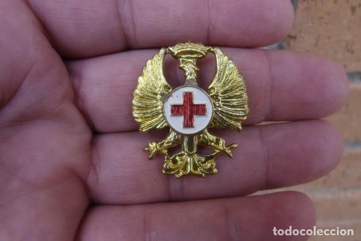 Militaria: ANTIGUA AGUILA CRUZ ROJA DE GORRA O KEPI- EPOCA DE FRANCO