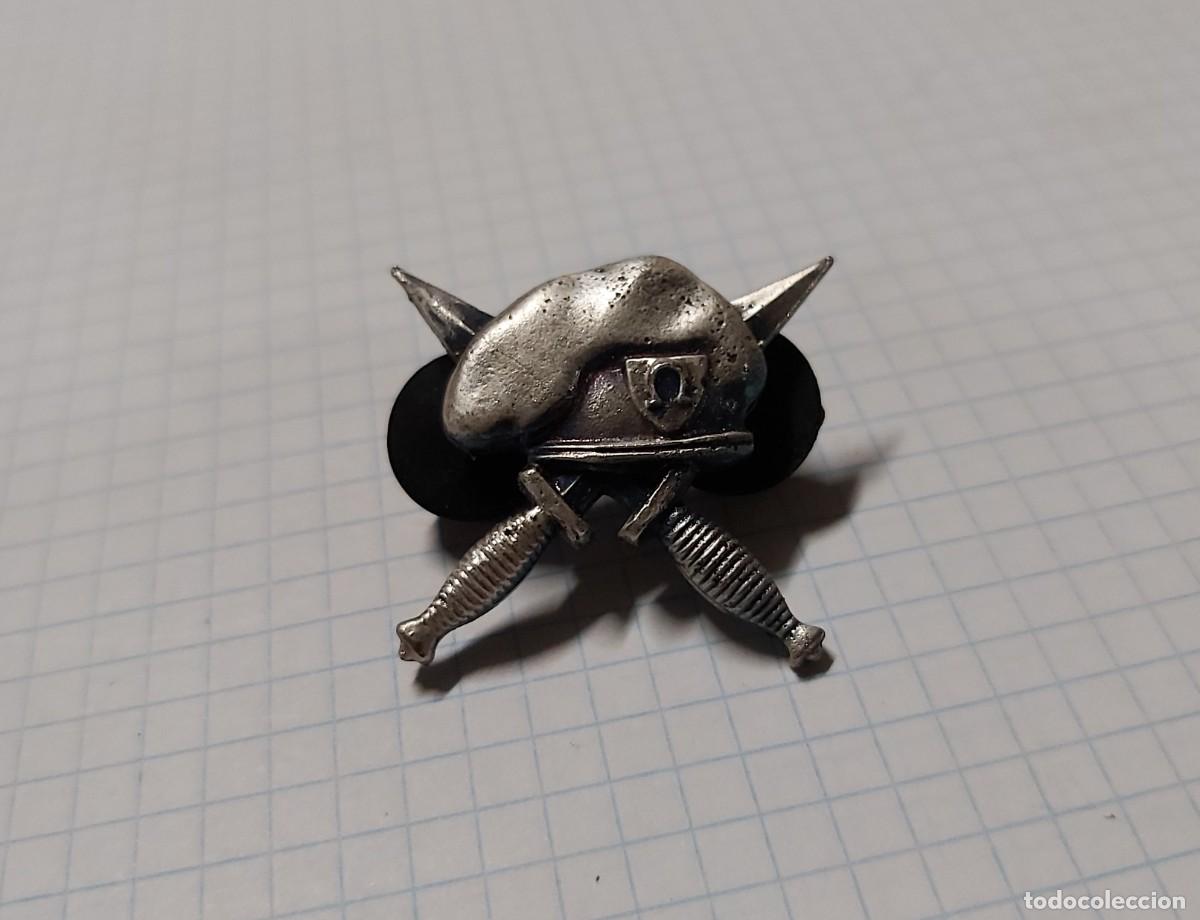 Militaria: Pin de boina - Foto 1