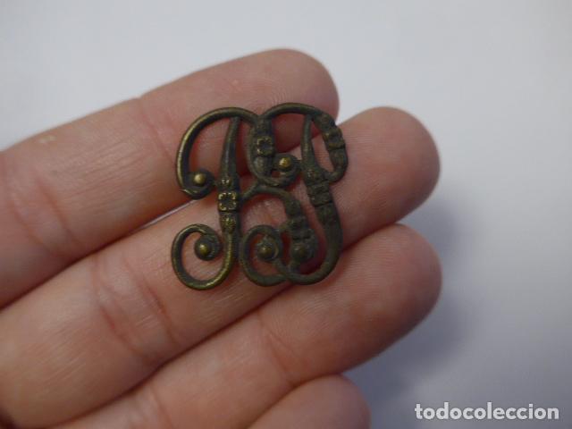 Militaria: Antigua insignia a identificar espa&ntilde;ola, letras entrelazadas, principios siglo XX.