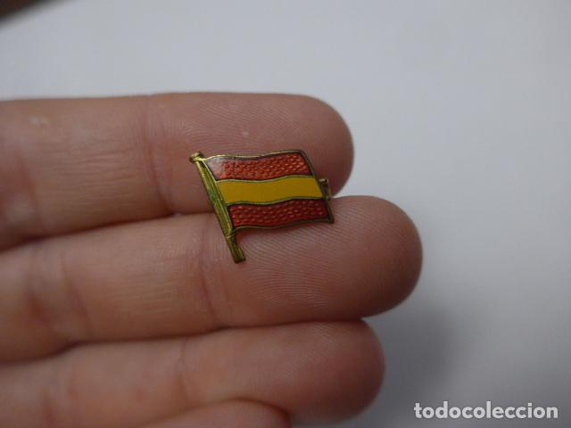 Militaria: Antigua insignia de bandera espa&ntilde;ola hecha en Milano, original, Italia, CTV, guerra civil.