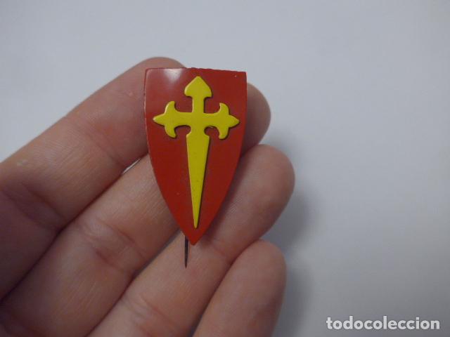 Militaria: Antiguo emblema insignia de celuloide de caballeria o renovacion espa&ntilde;ola. Guerra civil.