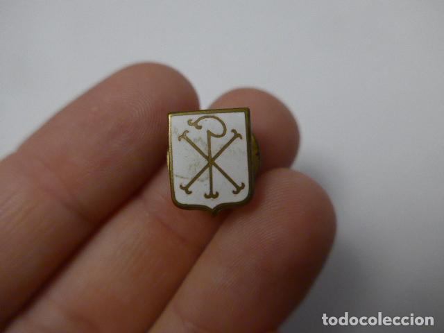 Militaria: Antigua insignia esmaltada de accion catolica, version en blanco. Guerra civil y posguerra.