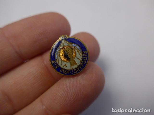 Militaria: Antigua insignia esmaltada Els montserratins. Moreneta, Verge de Montserrat, a&ntilde;os 30
