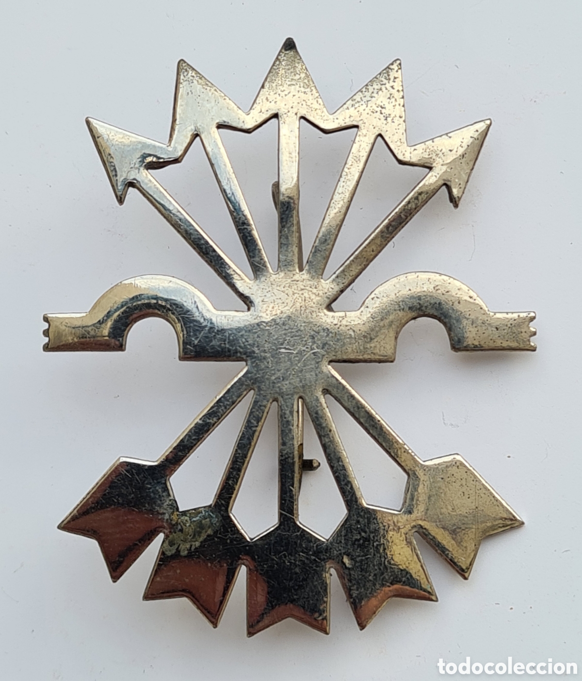 Militaria: Insignia aguja Yugo y Flechas Falange Secci&oacute;n Femenina - Guerra Civil Divisi&oacute;n Azul