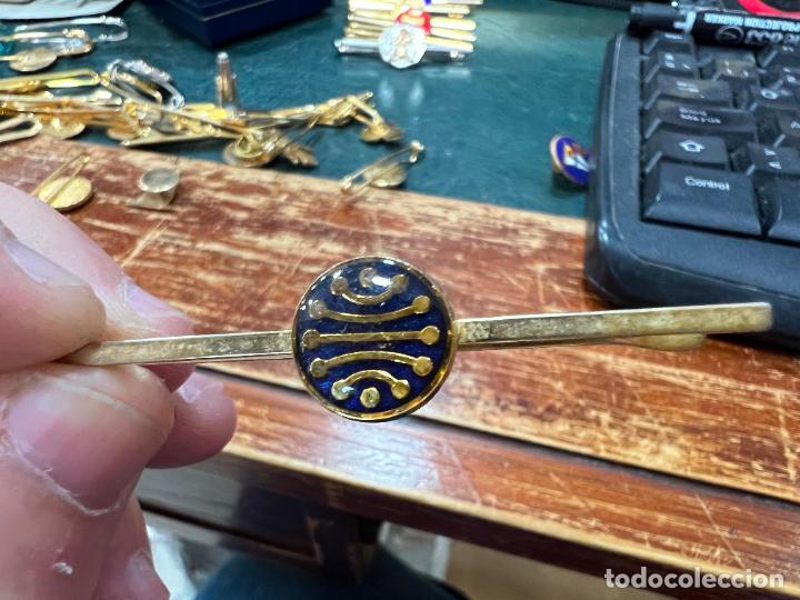 Militaria: INSIGNIA ALFILER CON ESCUDO MILITAR