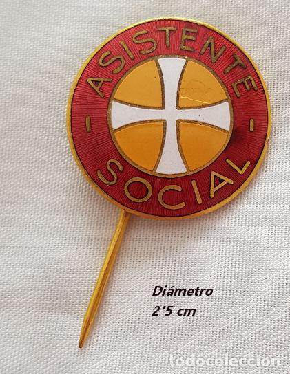 Militaria: INSIGNIA ESMALTADA ASISTENTE SOCIAL - Foto 1