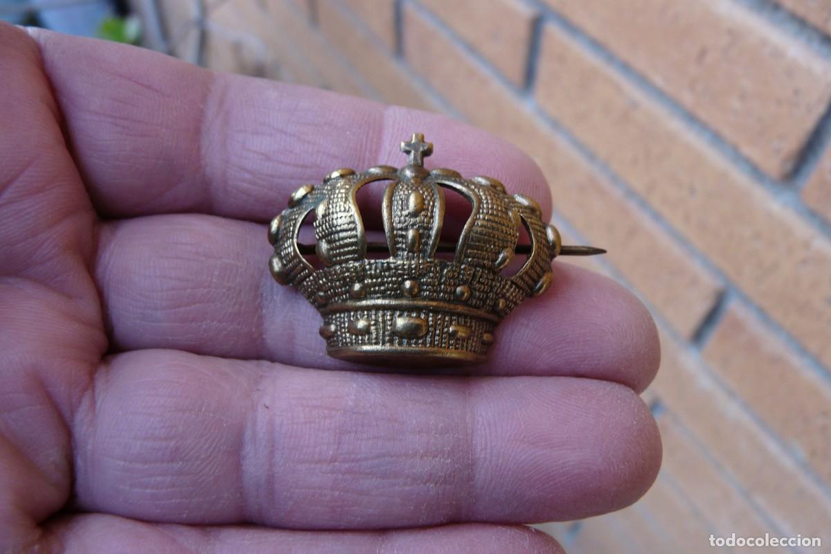 Militaria: ANTIGUA CORONA DE GORRA DORADA - EPOCA ALFONSO XIII - 3,5 cm DE CASTELLS
