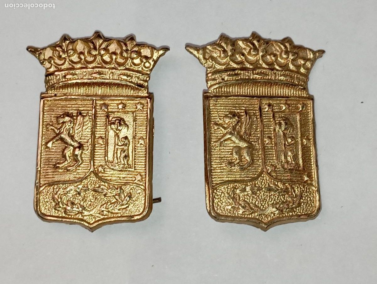 Militaria: Pareja de antiguos distintivos de la Polic&iacute;a Municipal de Madrid. Dorados. MO11