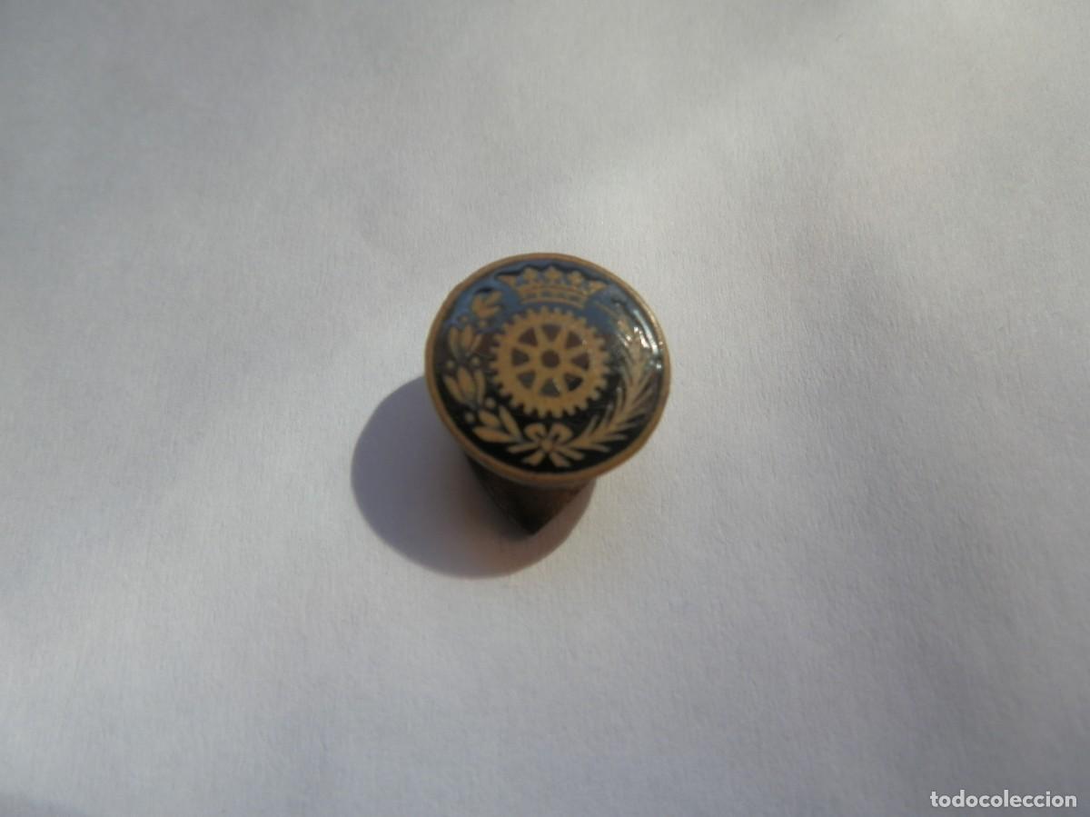 Militaria: INSIGNIA DE OJAL,SOLAPA, RUEDA DENTADA , CORONA I LAUREL. POR IDENTIFICAR.