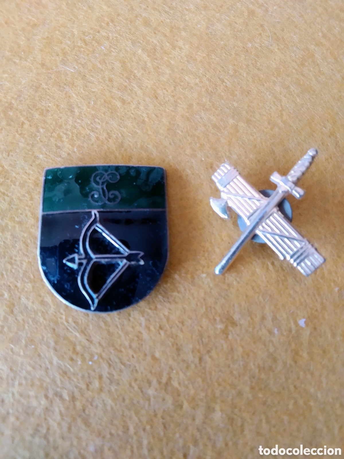 Militaria: PAREJA DE INSIGNIAS DE LA GUARDIA CIVIL