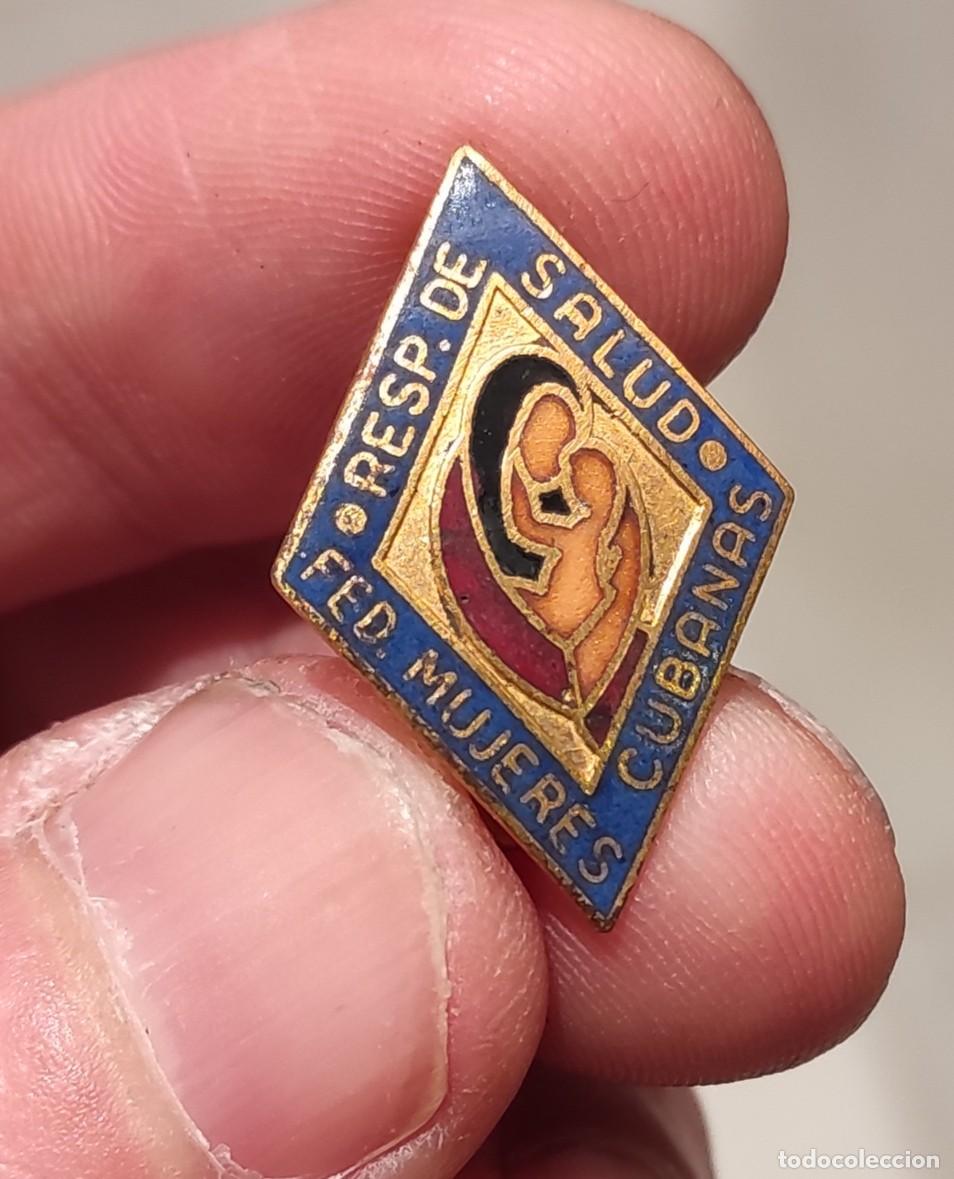 Militaria: Insignia Broche de Responsable de Salud de la FMC- Federaci&oacute;n de Mujeres Cubana - A&ntilde;os 60-70