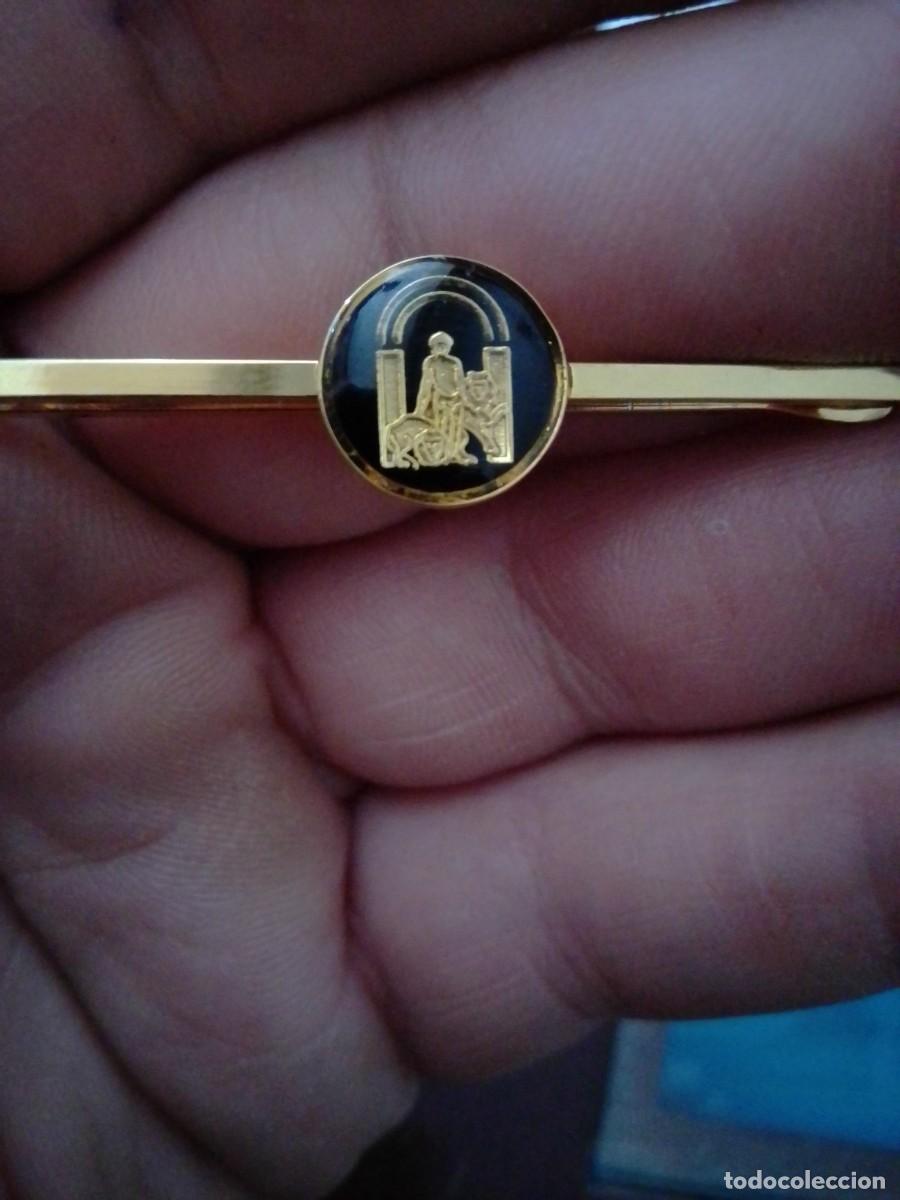 Military Antiques: PISACORBATAS INSIGNIA GENERICO JUNTA DE ANDALUCÍA , PASACORBATAS POLICIA , FUNCIONARIOS ETC