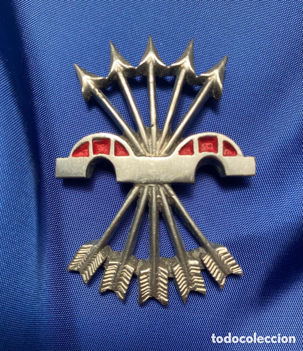 Militaria: Insignia Falange, yugo y flechas. Modelo utilizado por la Divisi&oacute;n Azul. A&ntilde;os 40.