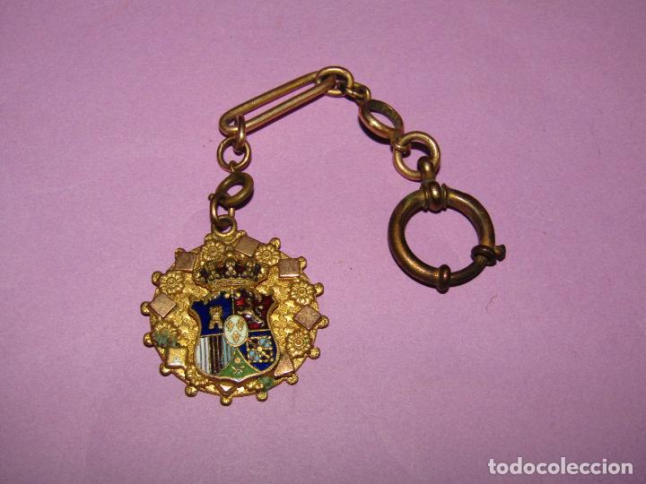 Militaria: Antiguo Llavero o Colgante de Lujo con Escudo de JUAN CARLOS I en Lat&oacute;n Dorado y Esmaltes