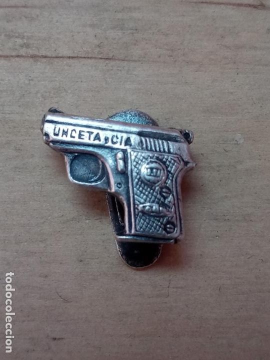Militaria: Antigua pistola Astra Unceta y Cia- Pin de solapa