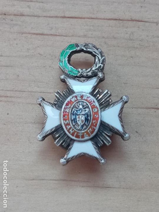 Military Antiques: Insignia al merito sanitario en plata esmaltada
