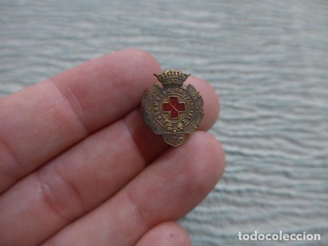 Militaria: Antigua insignia de la Asamblea Provincial de la Cruz Roja franquista, epoca Franco. castells.