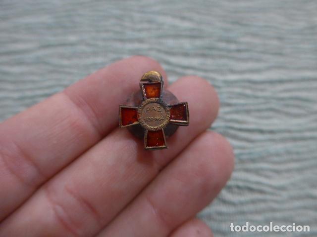 Militaria: Antigua insignia de la medalla de los 25 a&ntilde;os de paz de la guerra civil, original, castells.