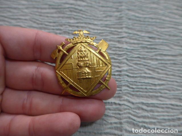 Militaria: Antigua insignia o emblema de Bomberos de Barcelona. Original