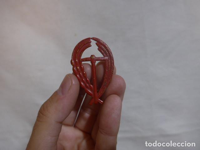 Militaria: Antigua insignia o emblema grande de pecho del CNS de falange, original.