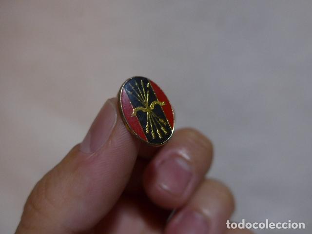 Militaria: Antigua insignia de falange de a&ntilde;os 70