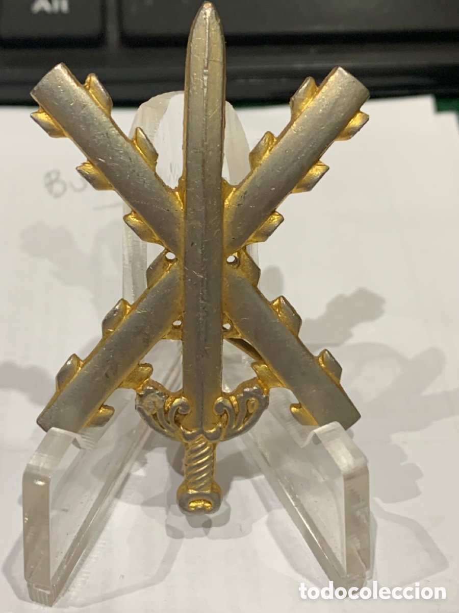 Militaria: Emblema de Gorra Tropa Especiales (tiene silo 2 enganche)