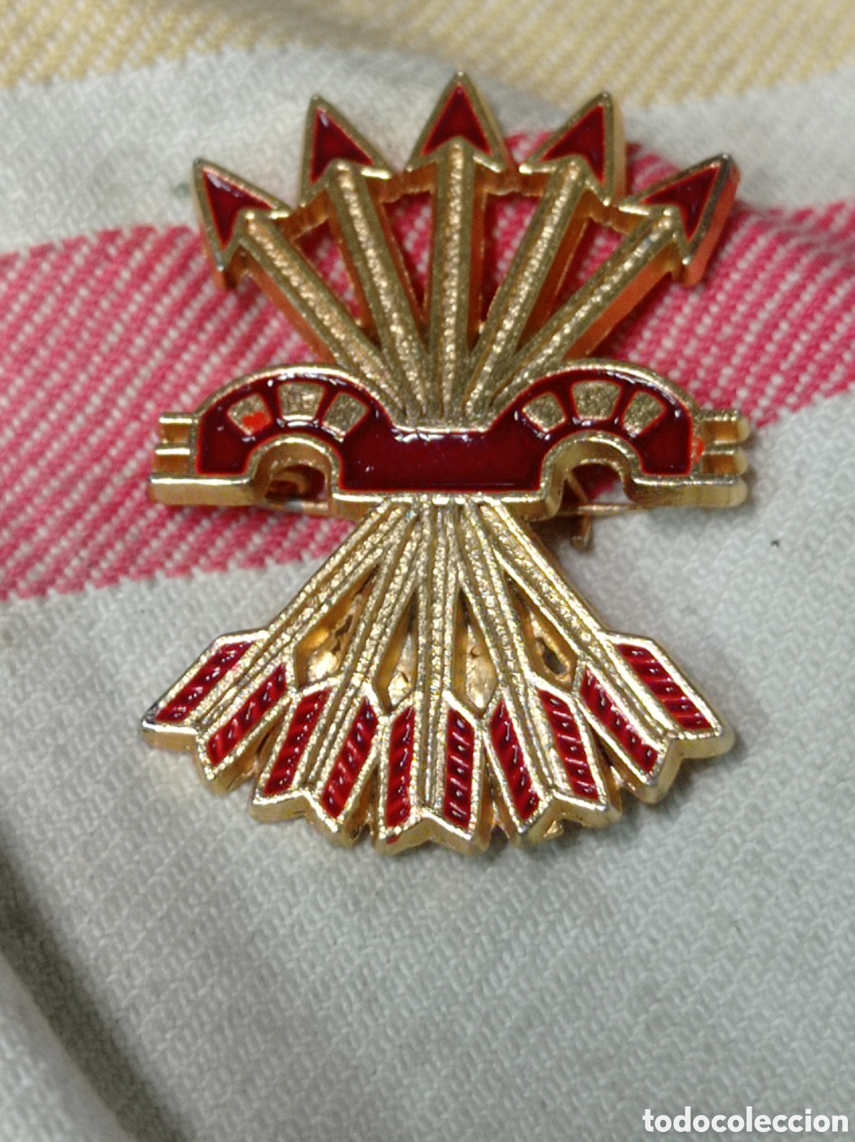 Militaria: Insignia militar Falange en rojo y 3,5 cm. de altura