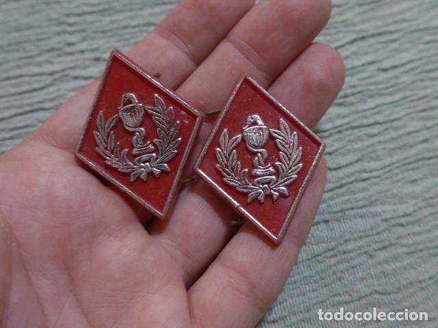 Militaria: Antigua pareja de insignias rombos de plastico de Farmacia militar, originales.