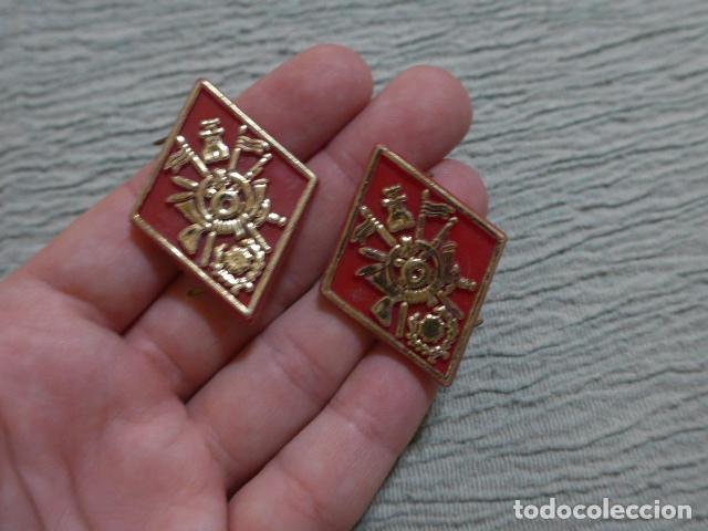 Militaria: Antigua pareja de insignias rombos de plastico de Academia General Militar, originales.