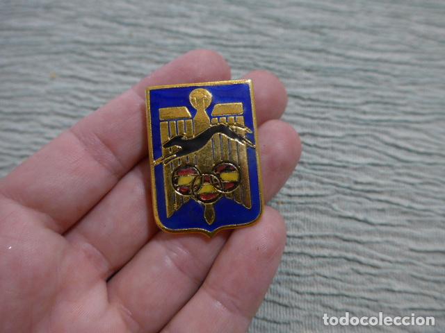 Militaria: Insignia o emblema original de la Policia Nacional al merito deportivo, categoria oro.