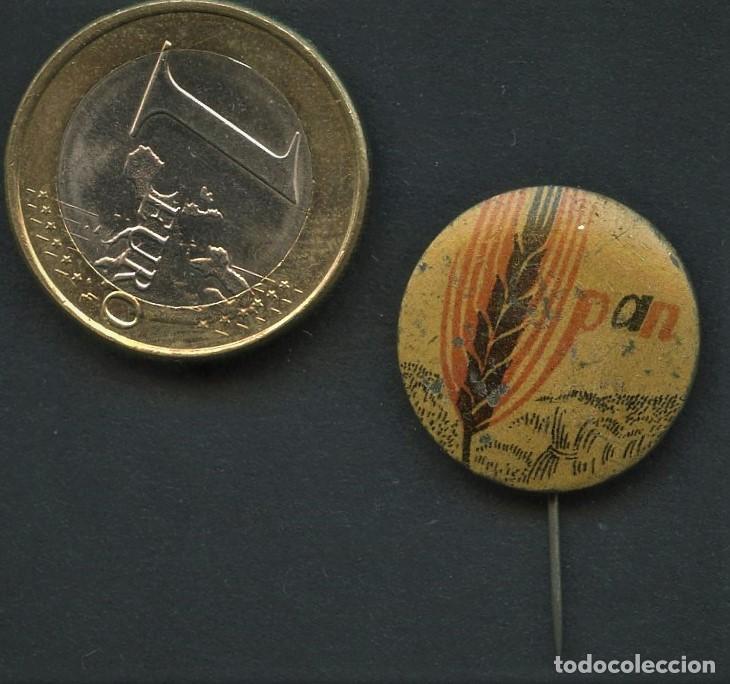 Militaria: GUERRA CIVIL, EMBLEMA MET&Aacute;LICO, FALANGE, AUXILIO SOCIAL, PAN