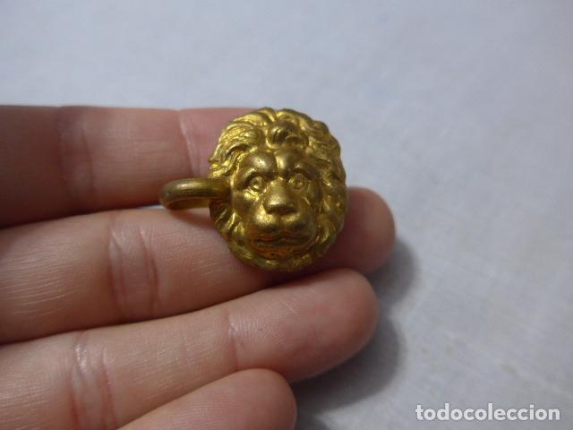 Militaria: * Antigua insignia de leon para casco de pincho de caballeria, original. ZX14