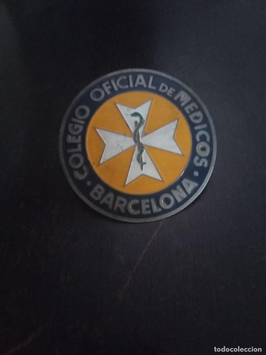 Militaria: Antigua placa del Colegio Oficial de Medicos de Barcelona.