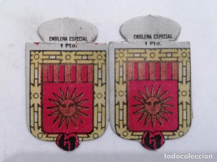 Military Antiques: DOS EMBLEMAS ESPECIAL AUXILIO SOCIAL, CASTRO