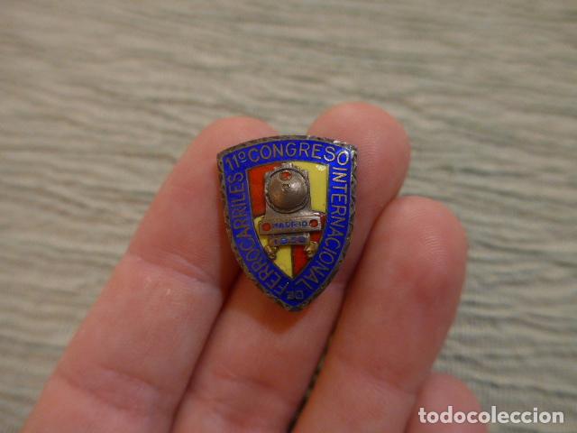 Militaria: Antigua insignia 11&ordm; congreso internacional de ferrocarriles. Madrid 1930. Original. Tren.
