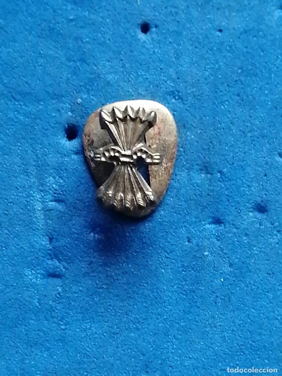 Military Antiques: Insignia de solapa Yugo y Flechas Falange, dorada