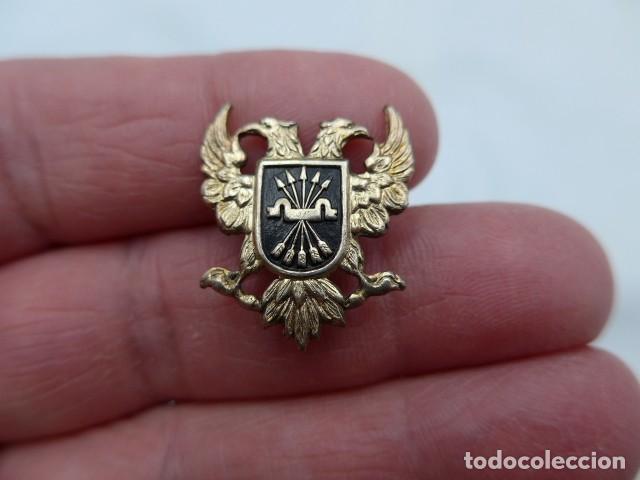 Military Antiques: ANTIGUA INSIGNIA AGUILA BICEFALA CARLISTA - YUGO Y FLECHAS FALANGE - PLATEADO